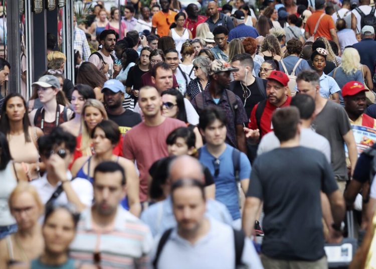 Personas caminando - Fuente externa.