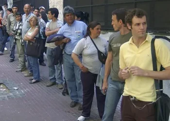 Al desempleo de 7.7% al primer trimestre de este año se suma una alta informalidad laboral en la mitad de los empleados.
