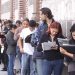La brecha de género es especialmente alarmante entre los jóvenes "ninis" (sin estudio, formación o empleo), ya que la proporción de mujeres jóvenes en esta situación en la región casi duplica a la de los hombres, con un 26% y un 13.6%, respectivamente.