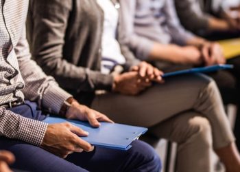 Este incremento revela un deterioro en el mercado laboral, donde los jóvenes enfrentan crecientes barreras para acceder a empleos formales.