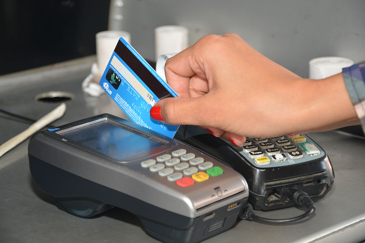 deuda tarjetas de credito/ El 94.7% de los consumos con tarjetas de crédito, en noviembre, fue financiado por bancos múltiples.