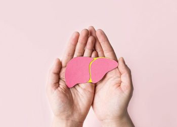La OMS recomienda, para evitar nuevas infecciones y muertes por hepatitis B y C, facilitar el acceso al tratamiento para todas las mujeres embarazadas que viven con hepatitis B, o suministrar vacunas contra esta enfermedad para los recién nacidos. - Fuente externa.