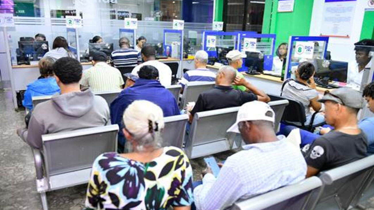 Docentes reciben fondos por doble cotización