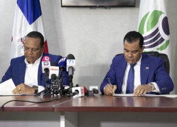 Los titulares de ambas instituciones explicaron que el objetivo del convenio es establecer regulación y transparencia de los costos en clínicas y servicios médicos.