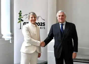 El ministro italiano de Asuntos Exteriores, Antonio Tajani (d), estrecha la mano de la ministra canadiense de Asuntos Exteriores, Melanie Joly. / EFE.