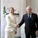 El ministro italiano de Asuntos Exteriores, Antonio Tajani (d), estrecha la mano de la ministra canadiense de Asuntos Exteriores, Melanie Joly. / EFE.