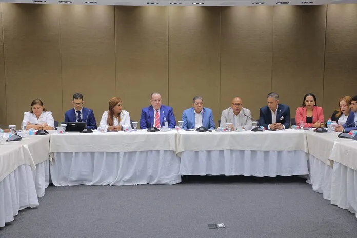 Durante su visita al Congreso para explicar a los diputados la reformulación del Presupuesto de este año, garantizó que ayudará al Banco Central a lograr un crecimiento más alto que el registrado durante el primer semestre.