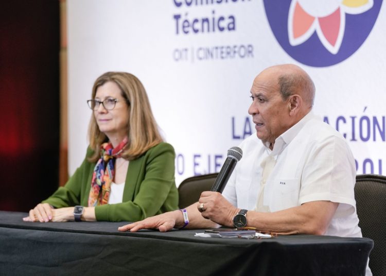 Director general del Infotep, Rafael Santos Badía y Anne Caroline Posthuma, directora de OIT/Cinterfor. | Fuente externa.