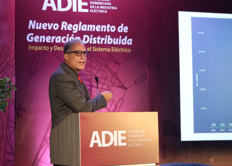 El director de Regulación de la SIE, César Olivero, indica que nuevo reglamento establece un proceso de interconexión en dos fases.