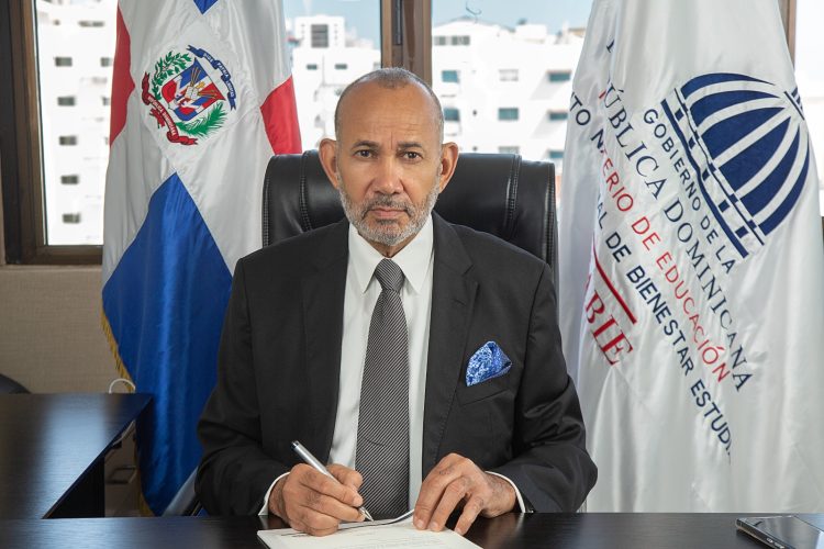 Director ejecutivo del INABIE, Víctor Castro.