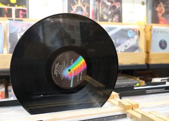Coleccionistas buscan discos con más de 30 años de antigüedad por su precio asequible.