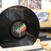 Coleccionistas buscan discos con más de 30 años de antigüedad por su precio asequible.