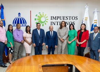 El director de la DGII, Luis Valdez Veras, y el titular de la DGCP, Carlos Pimentel Florenzán, firman circular que ordena la facturación electrónica en las constrataciones estatales.