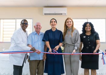 Doctora Margarita Tejeda, Padre Cruz María Echeverria, Raquel Arbaje, Maria Isabel Pérez y Dilcia Paulino. | Fuente externa.