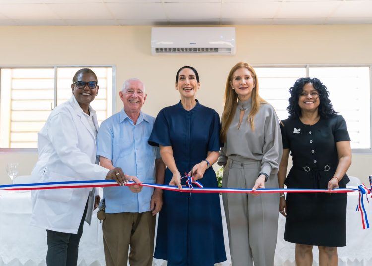 Doctora Margarita Tejeda, Padre Cruz María Echeverria, Raquel Arbaje, Maria Isabel Pérez y Dilcia Paulino. | Fuente externa.