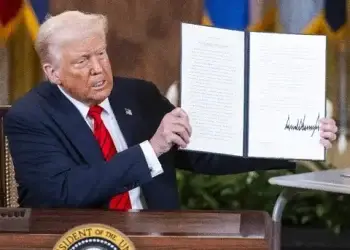 El mandatario estadounidense emitió una orden ejecutiva que establece que Estados Unidos comenzará a imponer el mencionado arancel del 25% a cualquier país que compre petróleo venezolano.