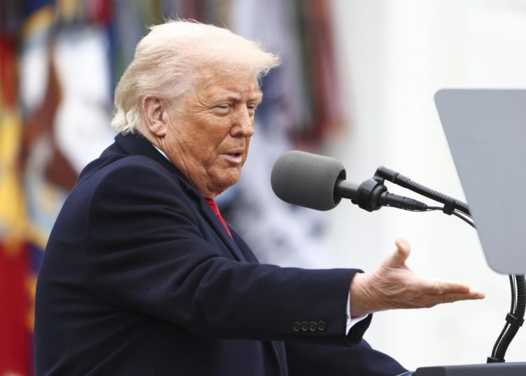 El mandatario compareció en la Rosaleda de la Casa Blanca para ofrecer detalles de una orden ejecutiva que establece un arancel mínimo del 10% para decenas de países del mundo.