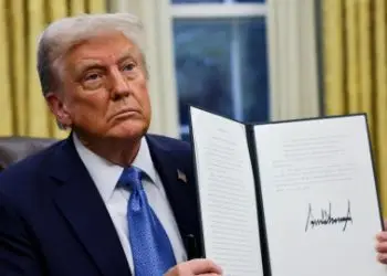 La firma se produce el mismo día en que Trump tiene previsto reunirse en el Despacho Oval de la Casa Blanca con el primer ministro israelí, Benjamín Netanyahu.