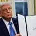 La firma se produce el mismo día en que Trump tiene previsto reunirse en el Despacho Oval de la Casa Blanca con el primer ministro israelí, Benjamín Netanyahu.