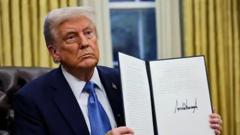 La firma se produce el mismo día en que Trump tiene previsto reunirse en el Despacho Oval de la Casa Blanca con el primer ministro israelí, Benjamín Netanyahu.