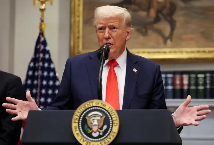 "No hay margen para México ni para Canadá, no. Los aranceles están listos y entran en vigor mañana", afirmó Trump a la prensa.