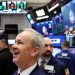 Operadores financieros siguen la evolución de los mercados en medio de la incertidumbre global.