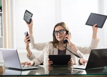 El fenómeno, conocido como "pluriempleo", no se limita únicamente al sector informal, sino que se practica también en el ámbito laboral formal. - Fuente externa.