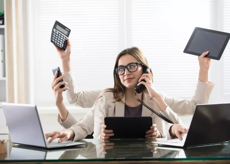 El fenómeno, conocido como "pluriempleo", no se limita únicamente al sector informal, sino que se practica también en el ámbito laboral formal. - Fuente externa.