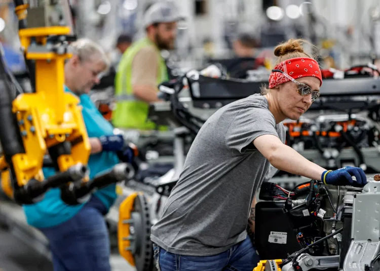Los salarios avanzaron un 4.7%, una décima menos y el menor repunte interanual desde agosto de 2021. - Fuente externa.