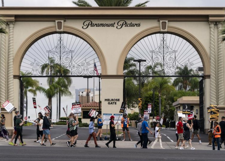 El WGA comenzó su parón el 2 de mayo con la exigencia de mejores condiciones laborales, regulación de la inteligencia artificial y pagos justos cada vez que se vuelva a emitir alguno de sus trabajos. - Fuente externa.