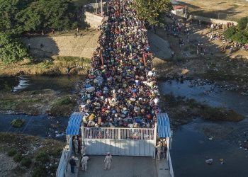 Los haitianos, tal y como dispusieron las autoridades dominicanas para la reapertura fronteriza, les fueron tomados datos biométricos y se mantuvo el fuerte dispositivo militar que desde hace un mes se implementó en la zona. - Fuente externa.
