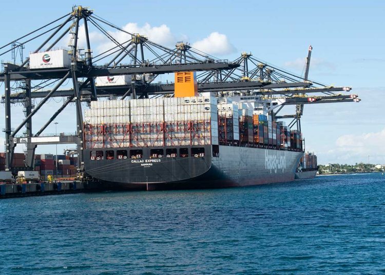Con una profundidad de 17,000 metros en su muelle principal, tienen la capacidad de recibir barcos de más de 15,000 TEUs.