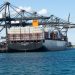 Con una profundidad de 17,000 metros en su muelle principal, tienen la capacidad de recibir barcos de más de 15,000 TEUs.
