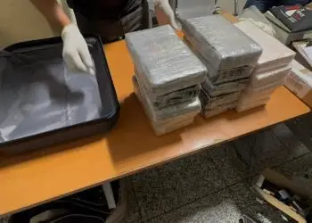 En el equipaje, las autoridades encontraron tres paquetes de 3.63 kilogramos de cocaína.