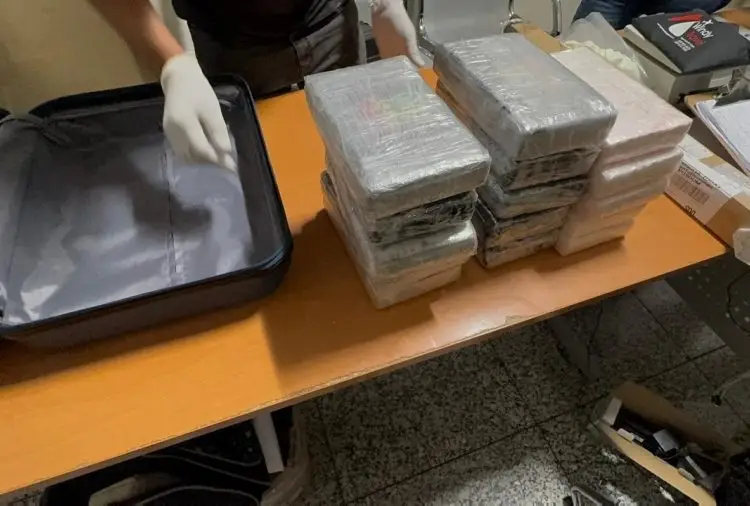 En el equipaje, las autoridades encontraron tres paquetes de 3.63 kilogramos de cocaína.