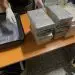 En el equipaje, las autoridades encontraron tres paquetes de 3.63 kilogramos de cocaína.