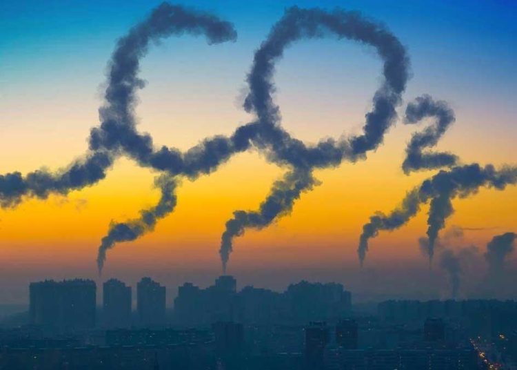 Emitir la misma cantidad media de CO2 de los multimillonarios a alguien situado fuera de ese segmento le llevaría 1,500 años. - Fuente externa.