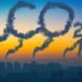 Emitir la misma cantidad media de CO2 de los multimillonarios a alguien situado fuera de ese segmento le llevaría 1,500 años. - Fuente externa.