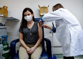 El ensayo, diseñado para evaluar si la vacuna Janssen covid-19 en investigación (JNJ-78436725) puede prevenir el covid-19 sintomática después de un régimen de dosis única, buscará inscribir hasta 60,000 voluntarios en alrededor de 215 lugares de investigación clínica, tanto nacionales como internacionales.| Sebastiao Moreira, EFE.