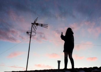 Los investigadores han observado que las personas con "alto riesgo de suicidio" suelen tener menor cantidad de amigos (cuentas que siguen), escriben textos con menor cantidad de caracteres y tienen mayor actividad durante los fines de semana y por la noche. |  David Arquimbau Sintes, EFE.