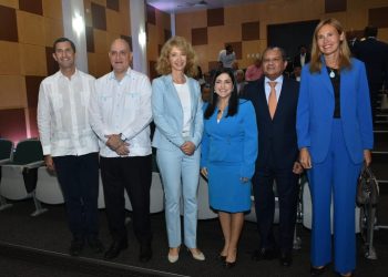 El ministro de Economía, Planificación y Desarrollo, Pável Isa Contreras, pronuncia un discurso en el acto de la “VII Edición de los Premios EPA 2024”, en el auditorio de ProDominicana.