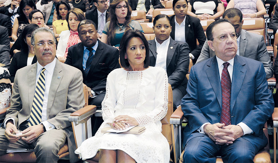 El ministro de Hacienda, Simón Lizardo, y la primera dama, Candy Montilla de Medina, acompañaron al gobernador del Banco Central, Héctor Valdez Albizu, en la celebración del 68 aniversario de la institución.