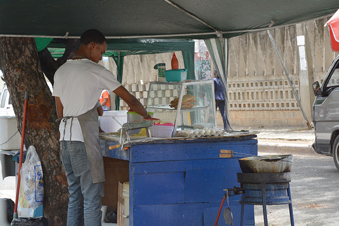 Los puestos de “yaniqueque” o empanadas son frecuentes en horas de la mañana, para el desayuno.