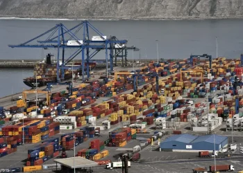 Las cifras del área de la moneda común se verán impulsadas por un sector servicios "relativamente estable", mientras que el manufacturero "seguirá renqueando".