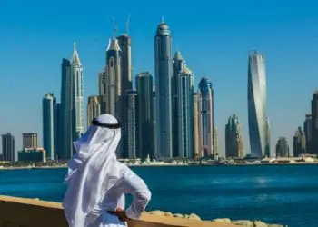 El director regional del PCI, Majed Skaini, aseguró que pese a que Catar se clasifique como el país árabe más rico, ocupa el tercer puesto en cuanto al bienestar material de los residentes medido a través del consumo individual real per cápita.