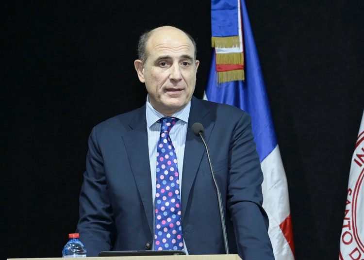 “Cuando suben mucho las tasas de interés en Estados Unidos… es un mercado muy atractivo que tienen a empujar la fuga de capitales”, afirmó De Ramón.