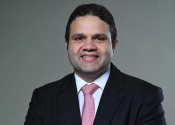 Medina expuso sobre los riesgos energéticos y fiscales para República Dominicana durante el Foro Económico Perspectivas Económicas 2026.