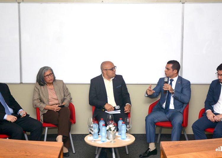 Richard Medina, Magdalena Lizardo, Jairon Severino, Harold Vásquez y Carlos Ramos en el panel “Una Mirada a la Economía: retos y oportunidades”, organizado por Intec y elDinero. | Lésther Álvarez