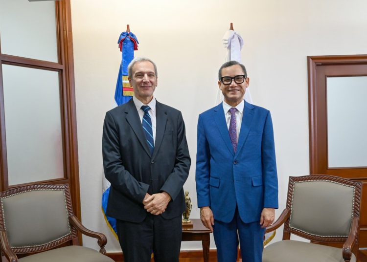 Eliel Hasson Nisis y el ministro de Trabajo abordaron temas con énfasis en el desafío de reducir la informalidad laboral.