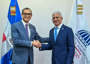 Olivares habló a la prensa tras reunirse con el presidente del Senado, Ricardo de los Santos.